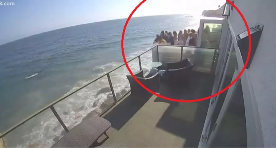 Captura de pantalla de video de Asistentes a fiesta caen de balcón de 4 metros a la playa, en Malibú