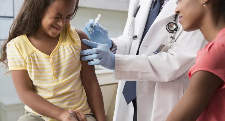La FDA aprobó la nueva vacuna de Pfizer y BioNTech para adolescentes entre 12 y 15 años.