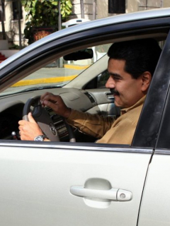 Nicolás Maduro conduciendo.