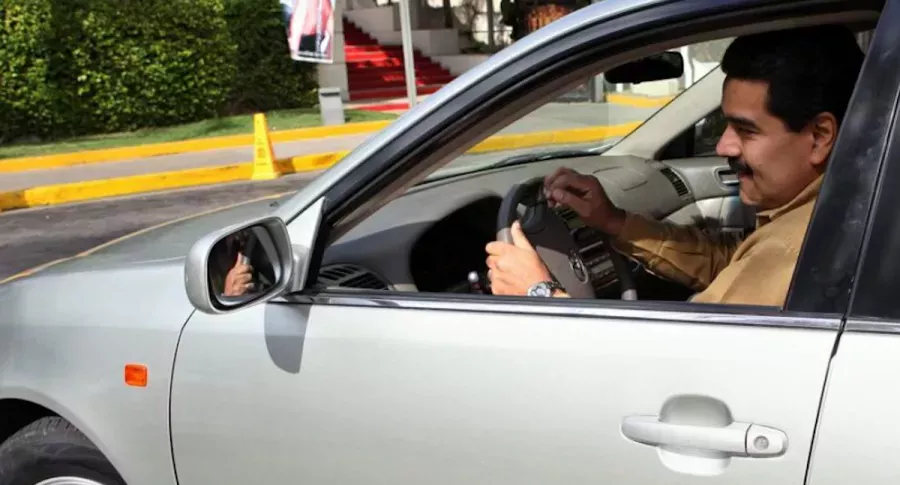 Nicolás Maduro conduciendo.