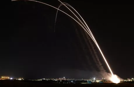 Israel activa Cúpula de Hierro; destruye misiles y causa lluvia de luces