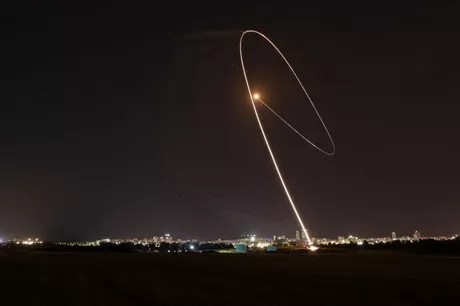 Israel activa Cúpula de Hierro; destruye misiles y causa lluvia de luces