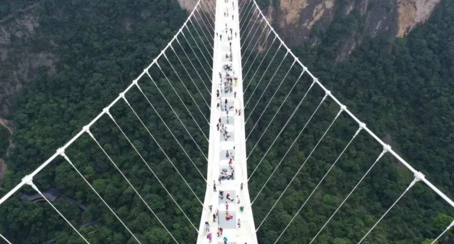 Puente de cristal en China, ilustra nota de puente de cristal a 100 metros de altura se rompió con turista sobre él