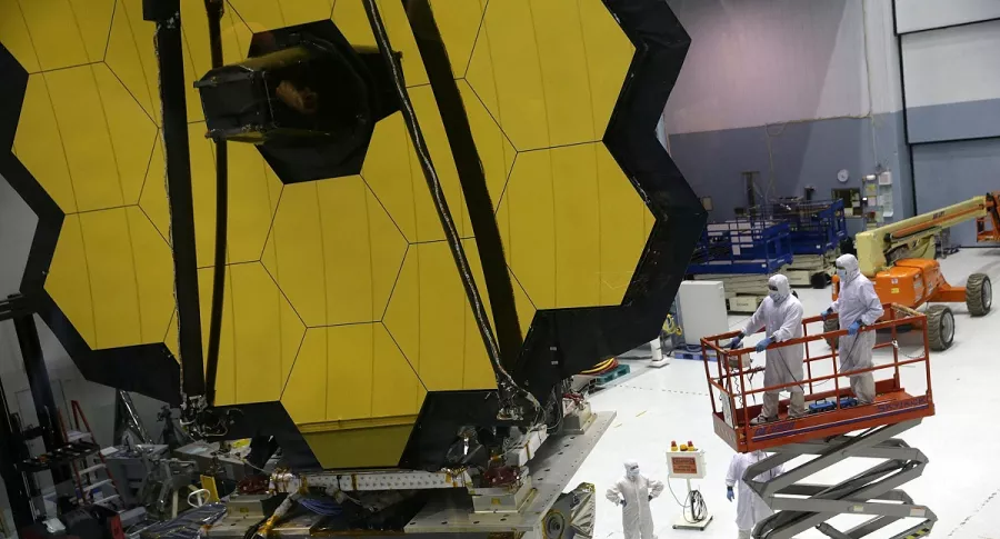 Ingenieros y técnicos ensamblan el telescopio espacial James Webb, el 2 de noviembre de 2016, en el Centro de Vuelo Espacial Goddard de la Nasa en Greenbelt, Maryland.