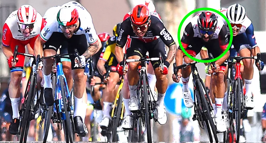 “Fernando Gaviria no tiene piernas”: Víctor Hugo Peña pide que embale Molano. Esprint de la etapa 5 del Giro.