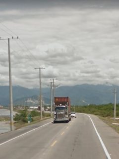 Imagen de la vía que ilustra nota; en Tasajera, Magdalena: saquean camión de alimentos en la vía