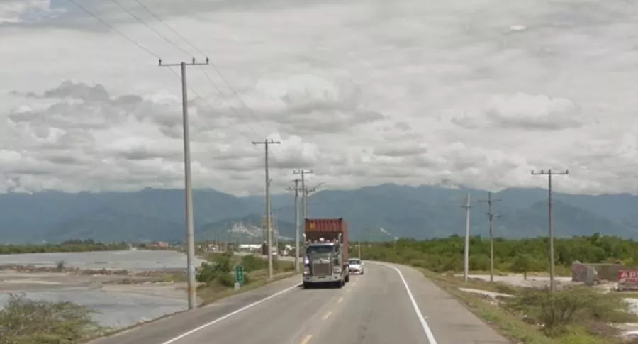 Imagen de la vía que ilustra nota; en Tasajera, Magdalena: saquean camión de alimentos en la vía