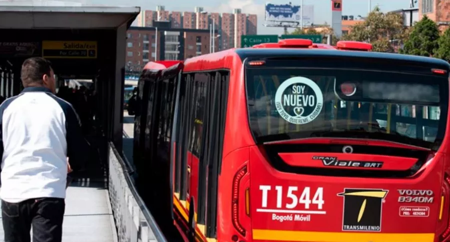 Imagen de un bus de Transmilenio , que ilustra información sobre cierres por manifestaciones en Bogotá