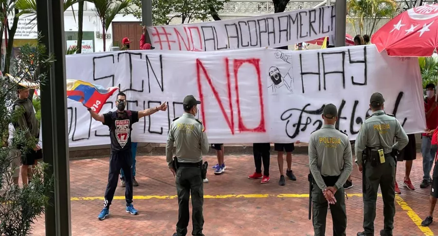 Protestas en hotel de Nacional de Uruguay en Pereira