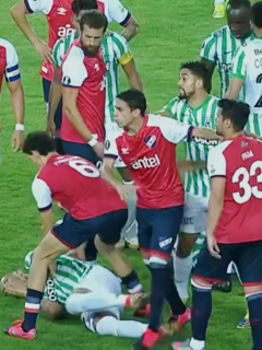 Terminó en pelea partido entre Atlético Nacional y Nacional de Uruguay