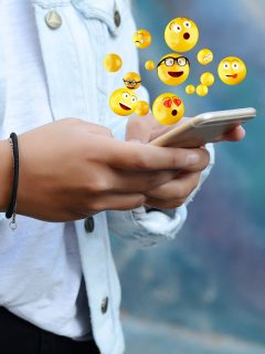 Foto de celular con 'emoji' ilustra nota sobre persona que encoge los hombros