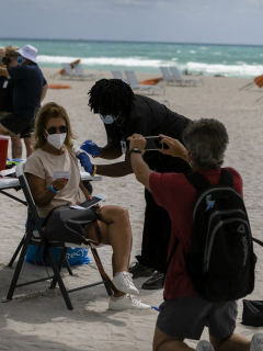 Una mujer recibe una de Johnson & Johnson contra el COVID-19 en un centro de vacunación emergente en la playa, en South Beach, Florida, el 9 de mayo de 2021.