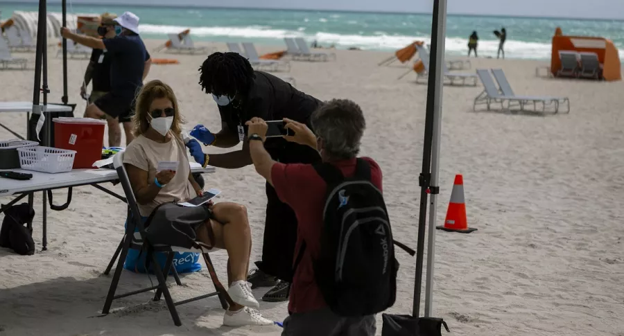 Una mujer recibe una de Johnson & Johnson contra el COVID-19 en un centro de vacunación emergente en la playa, en South Beach, Florida, el 9 de mayo de 2021. 
