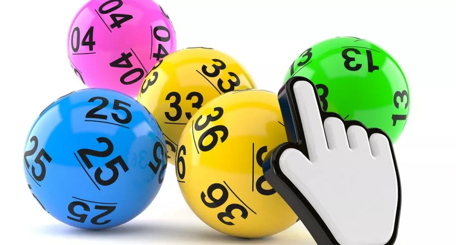 Mano señalando balotas, ilustra nota sobre qué lotería jugó anoche y resultados de las loterías de Bogotá y Quindío de mayo 13.