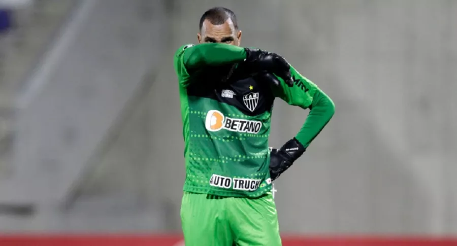 Éverson, arquero de Atlético Mineiro, sufre los efectos de los gases lacrimógenos en el partido contra América de Cali en Barranquilla.