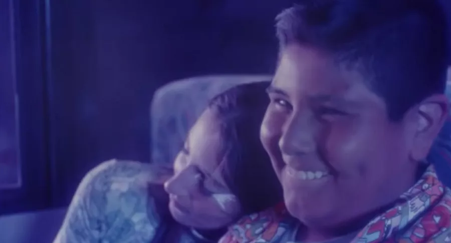 Niño del Oxxo es protagonista de un video de reguetón.