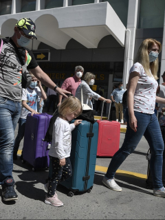 Imagen de viajeros en aeropuerto ilustra artículo Coronavirus: colombianos deberán respetar cuarentena obligatoria en Francia