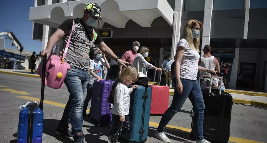 Imagen de viajeros en aeropuerto ilustra artículo Coronavirus: colombianos deberán respetar cuarentena obligatoria en Francia