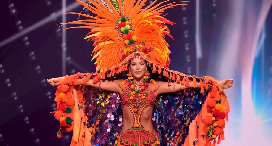 Laura Olascuaga, Señorita Colombia, en el desfile de traje típico de Miss Universo 2021.