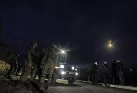 Foto nocturna donde se ve a los soldados de Israel. Soldados israelíes y libaneses se despliegan en caliente frontera donde joven murió