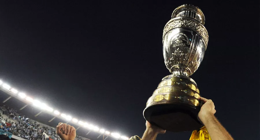 Copa América: aparecen más países para tomar la sede de Colombia. Imagen del trofeo de la competición.