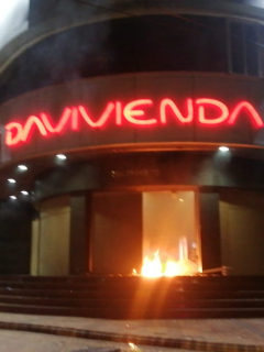Una sucursal de Davivienda en Bucaramanga fue incendiada la madrugada de este sábado.