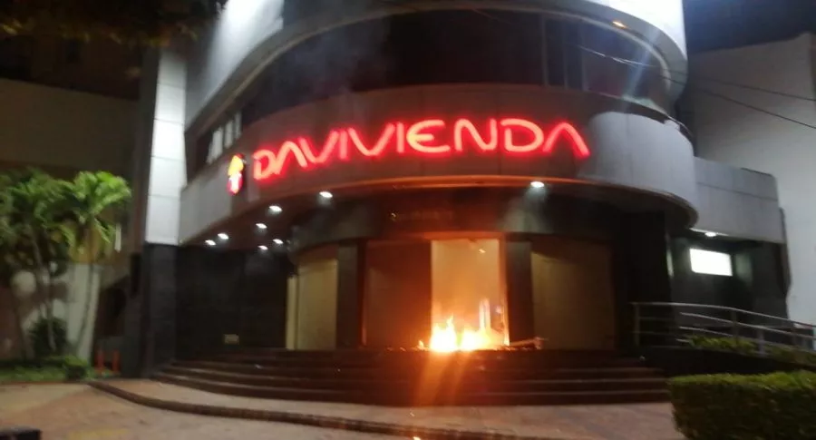 Una sucursal de Davivienda en Bucaramanga fue incendiada la madrugada de este sábado.
