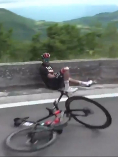 Fernando Gaviria, velocista colombiano del equipo UAE Emirates, sufrió fuerte caída durante la etapa 8 del Giro de Italia 2021.