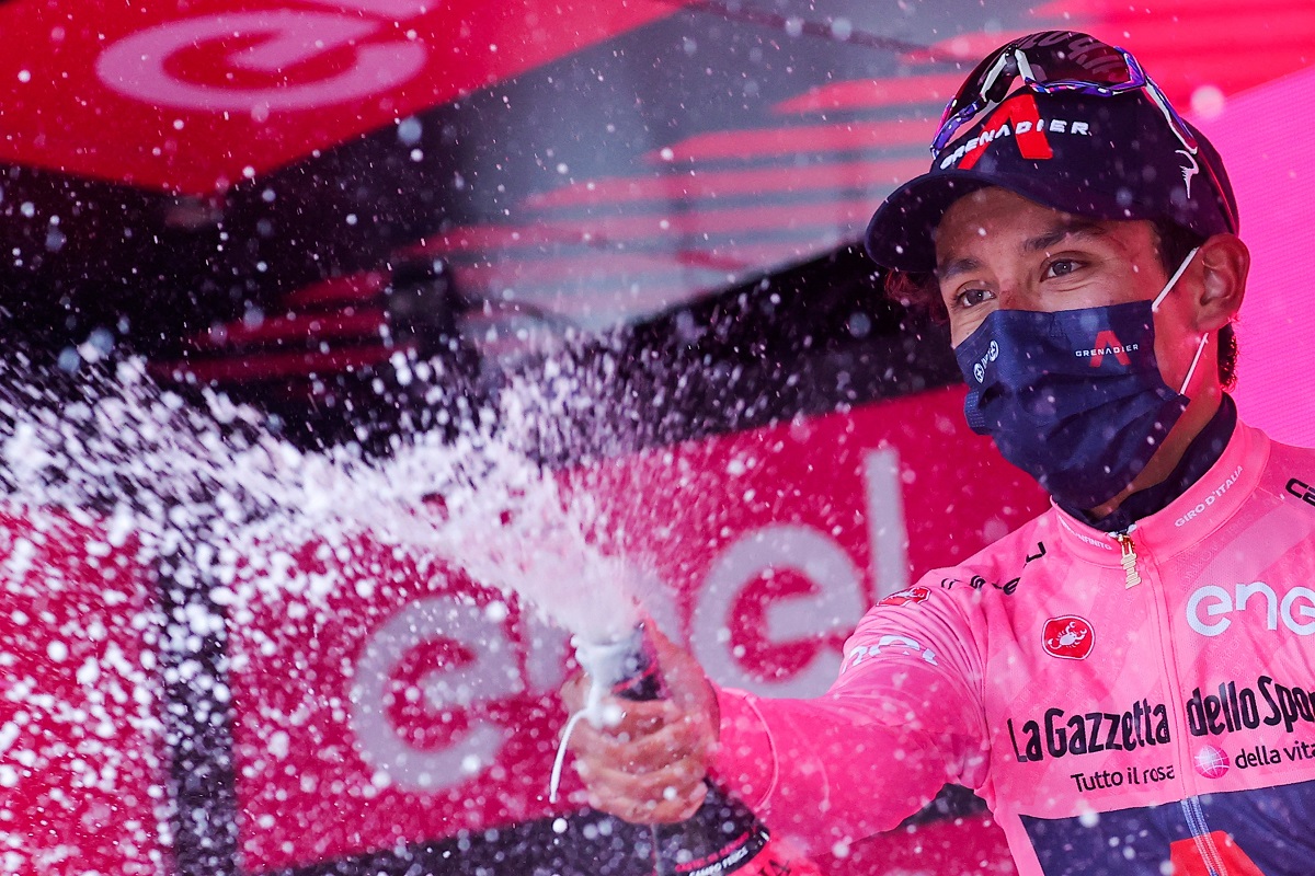 Video del feroz ataque de Egan Bernal para quedarse con la etapa 9 del Giro de Italia 2021 y convertirse en el nuevo líder.