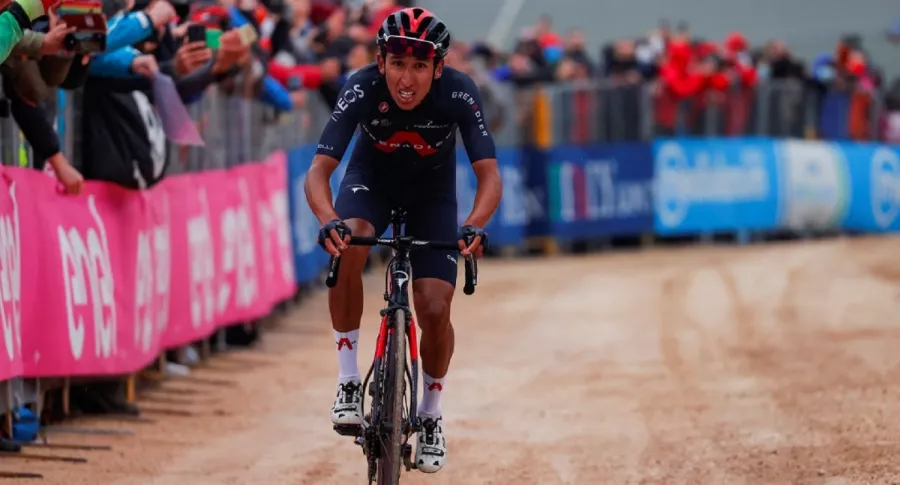 Egan Bernal, ganando en la etapa 9 del Giro de Italia. 