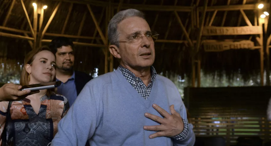 Publicista dice que se arrepiente de haber votado por Álvaro Uribe Vélez.