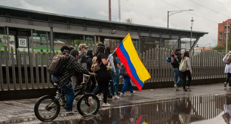 Imagen de manifestantes que ilustra nota; Transmilenio: estaciones cerradas hoy en Bogotá por paro nacional