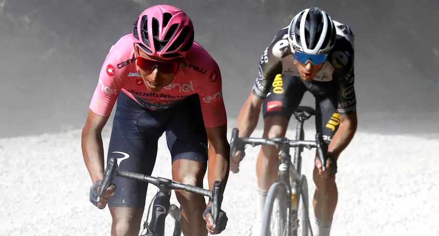 Ataque de Egan Bernal en el 'sterrato' en etapa 11 del Giro de Italia .