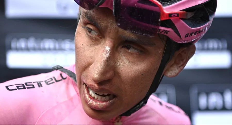 Egan Bernal comió tanta tierra en 'sterrato' del Giro de Italia que ni tomó agua. 