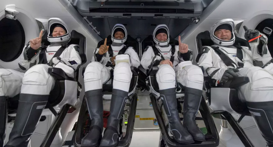 Astronautas, ilustran nota de Subasta para vuelo espacial va en 2,4 millones de dólares; ¿quién da más?