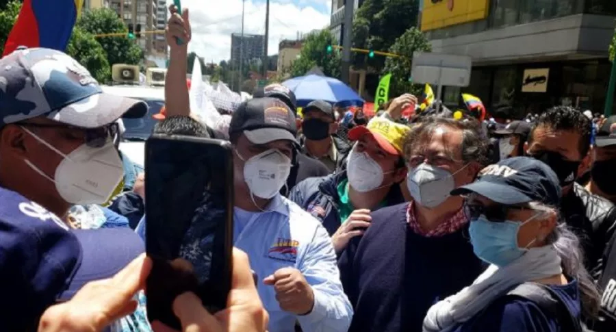 Gustavo Petro, senador de la República, en medio de las marchas en Bogotá por el paro nacional