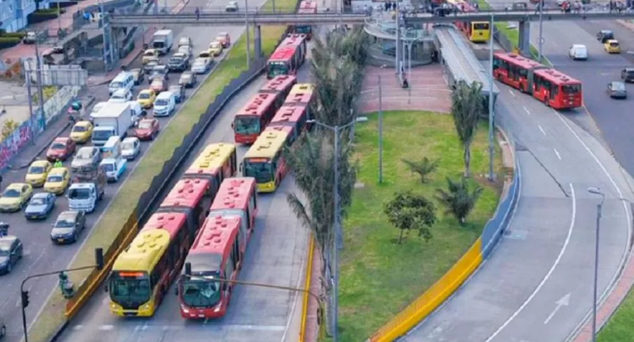 Imagen de buses de Transmilenio, sistema que cierra varias estaciones por manifestaciones y bloqueos