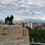Artista montó cabra “pequeña, pero pesada” para reemplazar estatua de Belalcázar en Cali