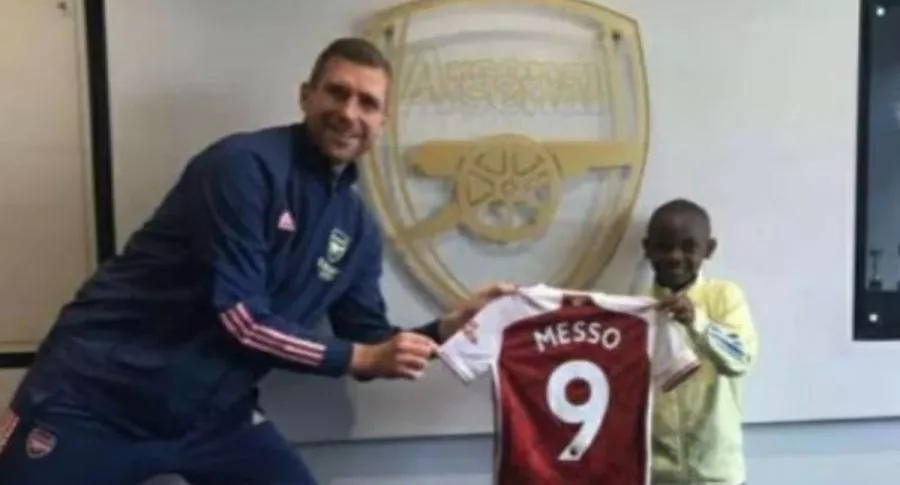 Arsenal de Inglaterra fichó a Leo Messo, un niño keniata de 10 años