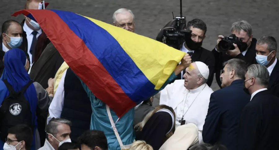 Bandera de Colombia, cerca del papa Francisco, ilustra nota de Papa Francisco critica a sacerdotes que bendicen armas, en encuentro con jóvenes