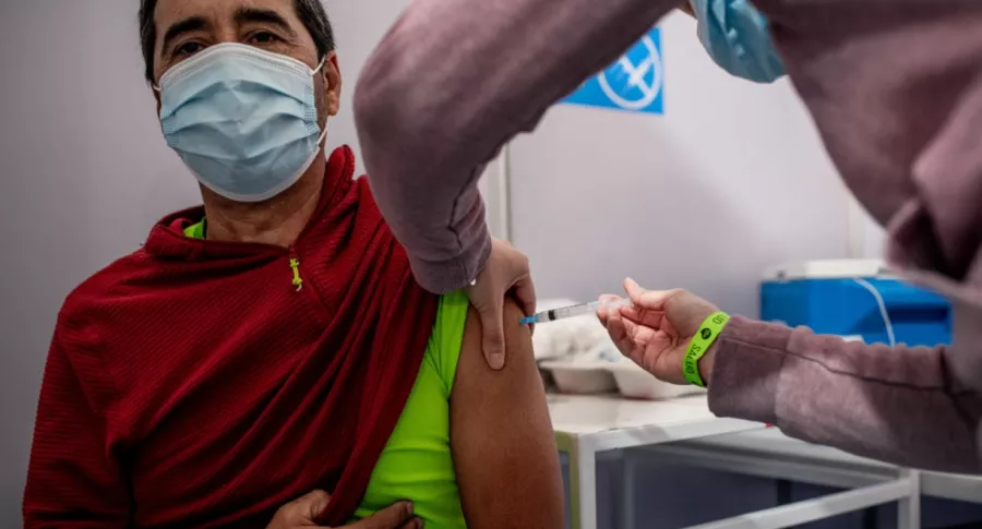 Chileno se vacuna contra el coronavirus, ilustra nota de Chile vacunó al 50,2% de su población objetivo con 2 dosis contra el coronavirus