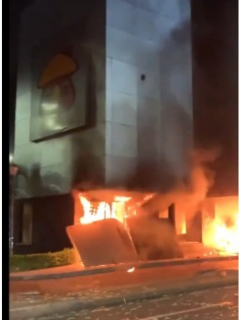 Imágenes que ilustran el incendio de Davivienda en Bucaramanga.