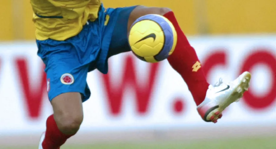 Imagen de jugador de fútbol controlando un balón ilustra artículo Copa América: ¿cuánto dejó de ganar Colombia por no hacerla?