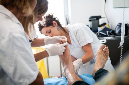 Enfermeras cogen pie de anciano en hospital, ilustra nota de médico amputa la pierna equivocada a un anciano de 82 años, en Austria