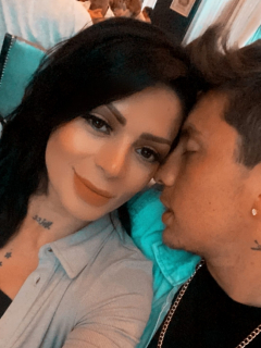 Foto de Marbelle y su novio Sebastián Salazar, a proósito de que ella viajó a vacunarse contra la COVID-19