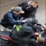 [Video] Frenó la moto y 6 ladrones lo atacaron en cuestión de segundos, en Bogotá