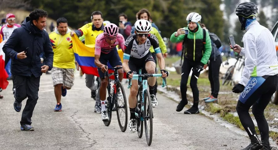 Video del ataque de Egan Bernal en el Zoncolan durante etapa 14 del Giro de Italia 2021, afianzándose en el liderato.