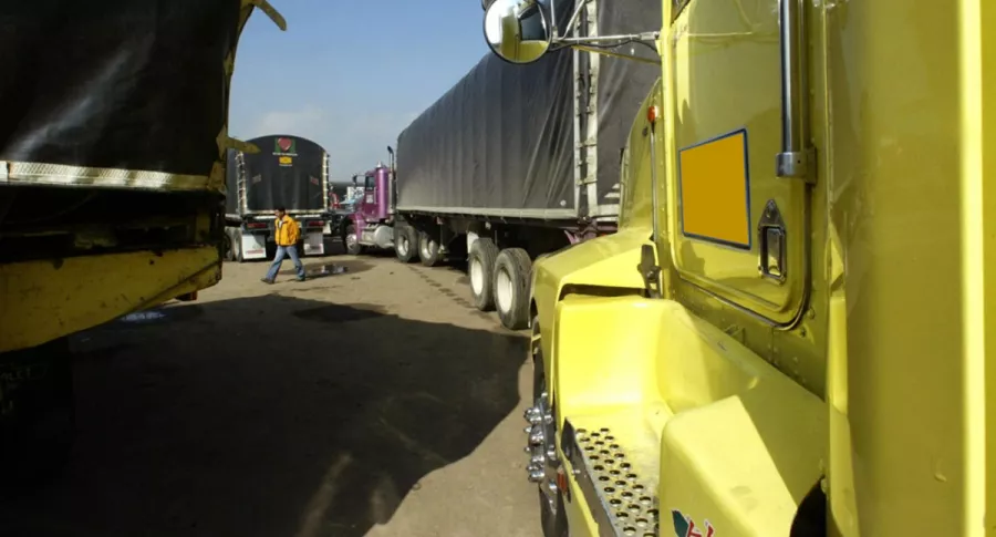 Imagen de camiones ilustra artículo Paro nacional: bloqueos buscan provocar hambruna, dice defensor del pueblo