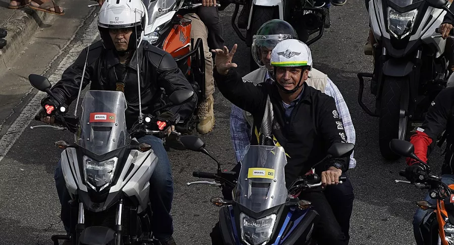 Jair Bolsonaro lidera marcha en moto y causa aglomeración en Río