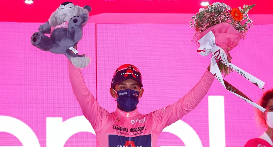 Ciclista colombiano Egan Bernal, del equipo Ineos, celebra su liderato en el Giro de Italia 2021 el 23 de mayo luego de disputarse la etapa 15 de la competencia en la que podría ser campeón este año gracias al secreto de su preparación.